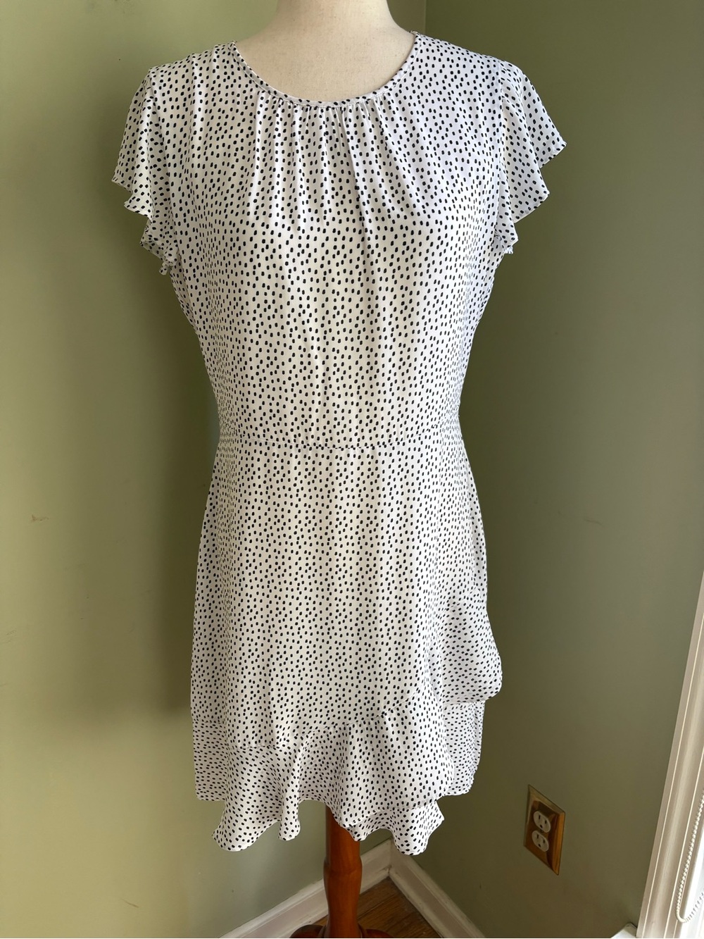 Banana Republic White/Black Polka Dot Flutter Sleeve Dress.Ruffled hem. Size 8